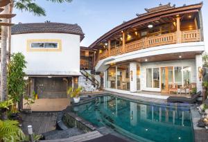 una vista exterior de una casa con piscina en Villa Milla Bali, en Sukawati