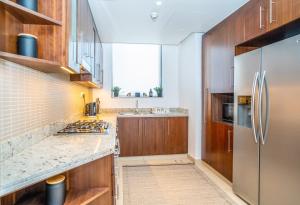 Kuchyň nebo kuchyňský kout v ubytování New Arabian Luxurious Stay with Boulevard! 5705