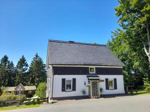 una casa blanca y negra con techo negro en Tante Hanna en Winterberg