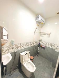 a bathroom with a toilet and a sink at Nhà riêng có 4 phòng ngủ - Kennpi Aparment in Hue