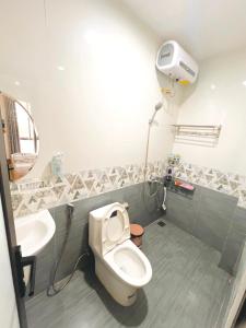 bagno con servizi igienici e lavandino di Nhà riêng có 4 phòng ngủ - Kennpi Aparment a Hue