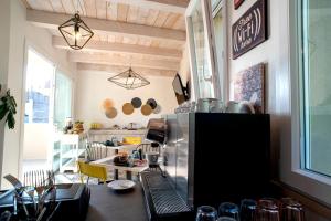 a room with a kitchen with a table and chairs at B&B Fontanella 32 in Porto SantʼElpidio