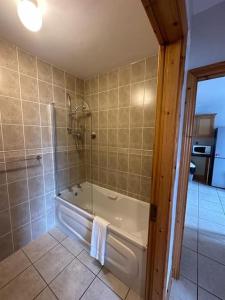 Ένα μπάνιο στο Snug apartment centrally located
