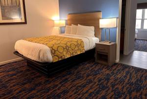 Cama ou camas em um quarto em Baymont by Wyndham Indianapolis Northwest