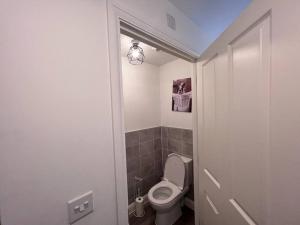 a small bathroom with a toilet in a room at Luxury 10 Bed Palace w/ Parking in Birmingham