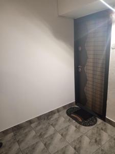 伯伊莱海尔库拉内Apartament NECTARIA的浴室设有白色墙壁和瓷砖地板。 更多18张照片