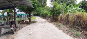 a dirt road with a bike parked on the side at โฮมสเตย์แม่ปราณี2 