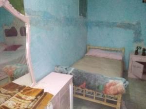 Habitación con 2 literas en una habitación en الشاكر للايجار, en Menia