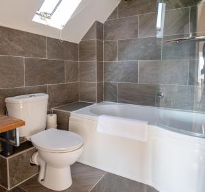 Vannituba majutusasutuses Pass the Keys Pheasant Cottage Stunning peaceful home parking +17 fotot