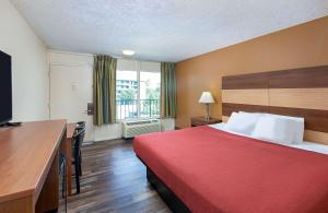 Postel nebo postele na pokoji v ubytování Americana Inn a Travelodge by Wyndham