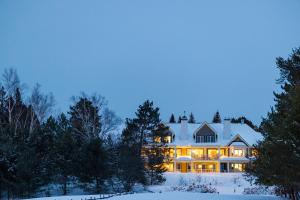 una casa grande en la nieve por la noche en Hilton Grand Vacations Club Tremblant Canada, en Mont-Tremblant