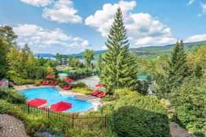 Bazén v ubytování Hilton Grand Vacations Club Tremblant Canada nebo v jeho okolí