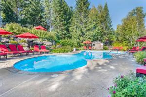 Hồ bơi trong/gần Hilton Grand Vacations Club Tremblant Canada