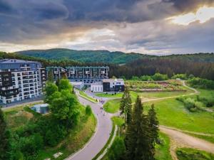 una vista aerea di un campus con una strada e edifici di Penthouse Silver Mountain, Duplex 3 camere - 250 mp luxury garden - Poiana Brasov a Braşov
