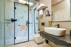 uma casa de banho com um lavatório e um chuveiro em Serenity Resort em Codlea