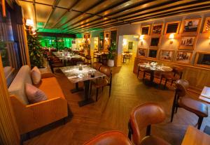 widok na restaurację ze stołami i krzesłami w obiekcie Alan Suites w mieście Edirne