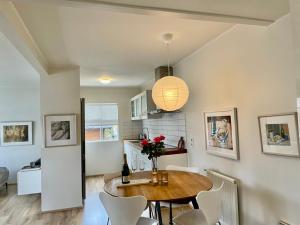 cocina y comedor con mesa y sillas en Cozy Central Hafnarfjörður - Reykjavík zone en Hafnarfjördur