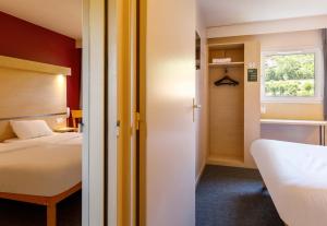 Ένα ή περισσότερα κρεβάτια σε δωμάτιο στο B&B HOTEL Le Puy-en-Velay