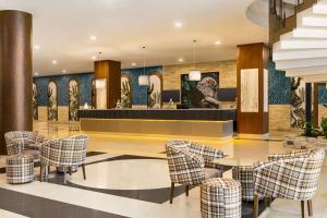 een lobby met een tafel en stoelen en een bar bij Wyndham Afyonkarahisar Thermal&Spa in Erkmen
