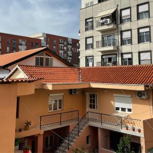 apartamentowiec ze schodami przed budynkiem w obiekcie Guest house tirana w Tiranie