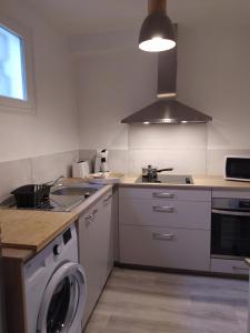 a kitchen with a washing machine and a stove at studioleyme in Leyme