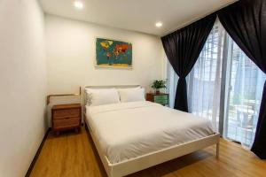 sypialnia z białym łóżkiem i oknem w obiekcie Rumah Satu by NK w mieście Alor Setar