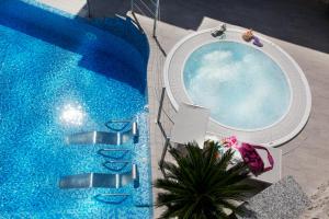 una vista aérea de una piscina en Agritur Acetaia Gourmet&Relax, en Tenno