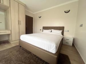 เตียงในห้องที่ Midtown Executive Suites With Balcony, King Bed