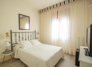 Postel nebo postele na pokoji v ubytování Hotel Llafranch