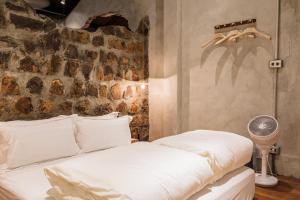Una cama o camas en una habitación de Yu Apartment