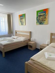 Postel nebo postele na pokoji v ubytování Hotel U města Prahy Náchod