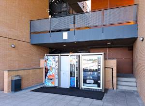 una máquina expendedora en el lateral de un edificio en Moraleja suite 2, en Alcobendas