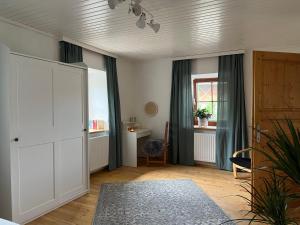 un soggiorno con porta bianca e finestra di Ferienwohnung Mahar a Feistritz im Rosental