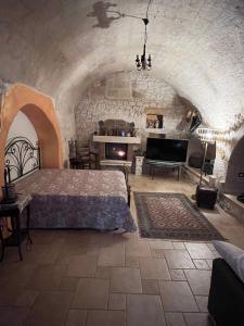 A bed or beds in a room at Case vacanza e camere in Villa Isabella con parcheggio custodito e wifi