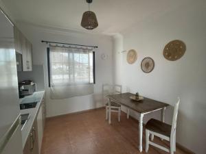 a kitchen with a table and chairs in a room at Casa volcán in Tahiche