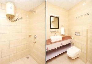 Duas fotografias de uma casa de banho com WC e lavatório. em Mallenzo suites em Gurgaon