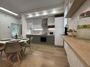 a kitchen and dining room with a table and chairs at Comfort Zone in Mestre