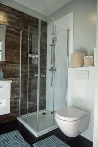 een badkamer met een glazen douche en een toilet bij 80qm privates Hausboot in Hamburg-Mitte in Hamburg