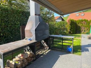 grill na świeżym powietrzu z drewnianym stołem i ławką w obiekcie Schöne Doppelzimmer in Mandach w mieście Böttstein
