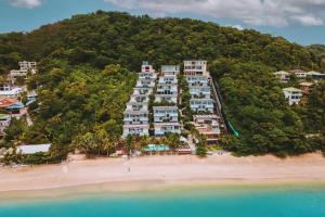 攀瓦海灘的住宿－Bandara Villas, Phuket，海滩上的度假村的空中景观