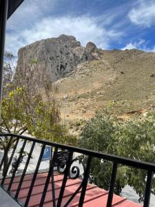 vistas a la montaña desde el balcón de una casa en Aquí te quiero ver en Ventas de Zafarraya