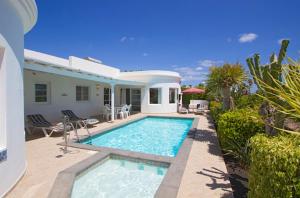 Bazén v ubytovaní Modern Los Mojones Villa 3 Bedrooms Private Heated Pool Villa Marcus Puerto Del Carmen alebo v jeho blízkosti