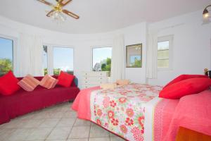 Posteľ alebo postele v izbe v ubytovaní Modern Los Mojones Villa 3 Bedrooms Private Heated Pool Villa Marcus Puerto Del Carmen + 16 fotografií