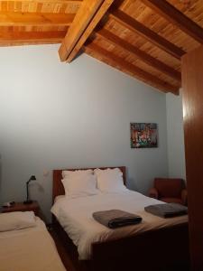1 dormitorio con 2 camas en una habitación con techos de madera en Tapada do Padre Rosa, en Vila Viçosa