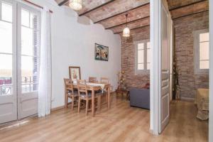 バルセロナにあるGreat apartment in Sagrada Familia with Balconyのダイニングルーム(テーブル付)