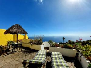 un patio con 2 sillas y vistas al océano en Dos Aguas, en Mazo