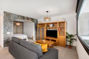 un soggiorno con divano e TV di Apartamento Atlántico a Los Realejos