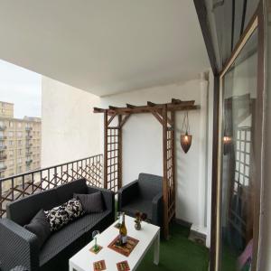 Svetainės erdvė apgyvendinimo įstaigoje Spécial JO Appartement avec terrasse vue top tour Eiffel