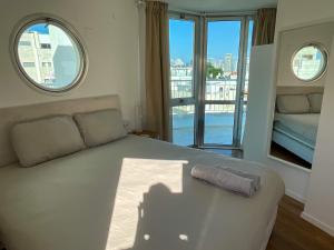een slaapkamer met een bed en een groot raam bij David Frishman Residence - Sea view penthouse in Tel Aviv