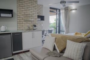 ein Wohnzimmer mit einem Sofa und einer Küche in der Unterkunft Vista Views in Herolds Bay